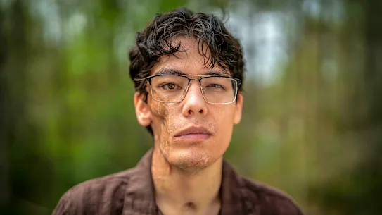 L'ancien caporal de la marine américaine Travis Reyes, photographié chez lui dans le Maryland, dit qu'il a de la chance d'être en vie.