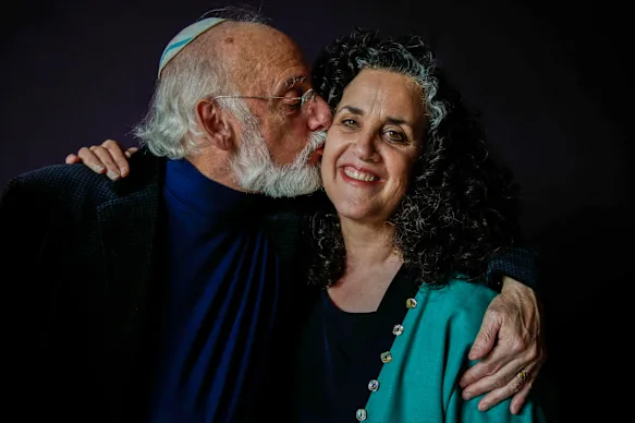 Les thérapeutes de couple et psychologues cliniciens John et Julie Gottman affirment qu'un baiser de six secondes suffit pour qu'un couple se sente plus proche. 