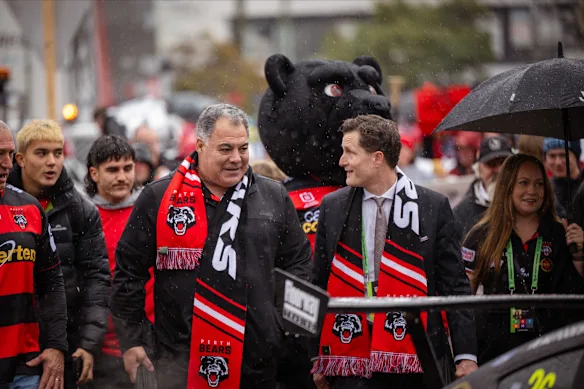 Des moments plus heureux : Mal Meninga et Anthony De Ceglie lors de la Bear Walk à Perth en août.
