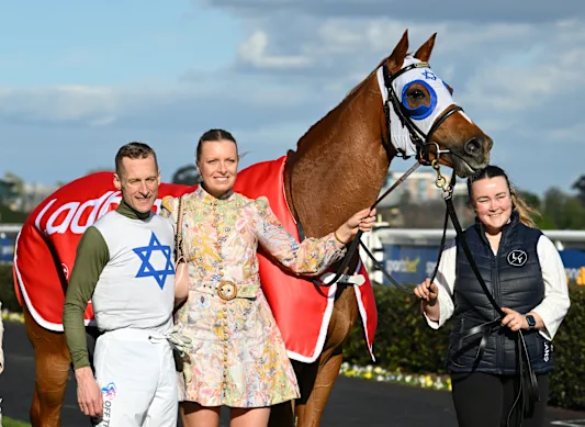 L'entraîneur Lucy Yeomans, au centre, avec son partenaire et jockey régulier Blake Shinn, à gauche, qui ne monte pas Changing Colors dans le Toorak Handicap samedi en raison du poids léger du cheval. 