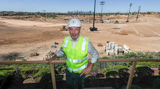 Michael Browell, PDG du Moonee Valley Racing Club, au-dessus de la dernière ligne droite de la nouvelle piste du club.