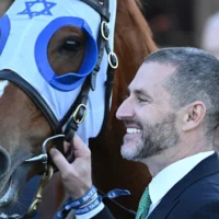 « Force et solidarité juives » : l&rsquo;histoire derrière le changement de couleurs du coureur de Toorak Handicap Changing Colors pour le propriétaire Brae Sokolski