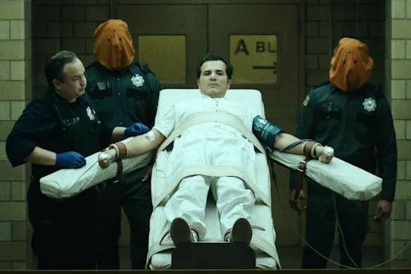 C'est vraiment effrayant ? John Leguizamo dans le rôle du dimanche des pères dans L'Exorciste : Martyrs.