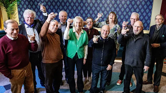 John, Bruce, Symon, Andrew, Suzy, Jackie, Tony, Sue, Peter, Paul et Neil reviennent tous pour 70 Up, qui serait le dernier volet de cette célèbre série documentaire.