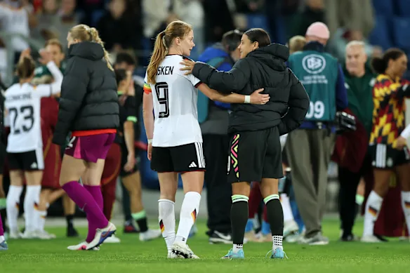 Les anciens coéquipiers de Chelsea, Sjoeke Nusken et Sam Kerr, s'embrassent après le match.