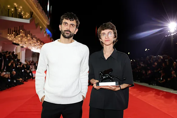 Les réalisateurs israéliens Yuval Abraham et Rachel Szor avec le prix spécial du jury qu'ils ont remporté pour NAZA à la Mostra de Venise.