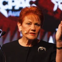 Pauline Hanson : la leader de One Nation signale sa volonté de former un gouvernement avec les libéraux malgré les griefs passés