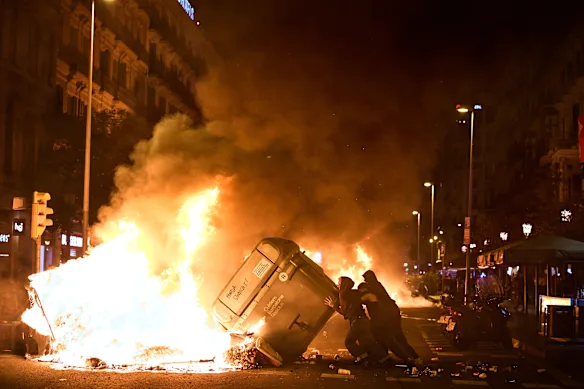 À Barcelone, des manifestants ont incendié des poubelles lors d'affrontements avec la police à la suite d'une manifestation contre la crise du logement en Espagne, quelques heures après que le Premier ministre Pedro Sánchez a annoncé des élections générales anticipées.