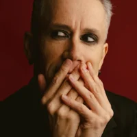Tournée et nouvel album d&rsquo;iOTA, Hours Disparaître : comment ce musicien a appris à abandonner le drame