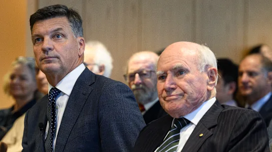 Le chef de l'opposition Angus Taylor (à gauche) et l'ancien premier ministre John Howard.