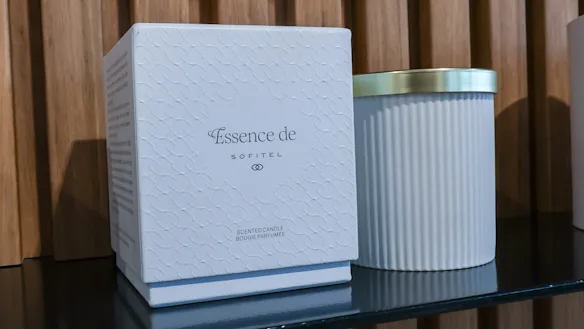 Sofitel vend son parfum signature, « Essence de Sofitel », sous forme de bougie.