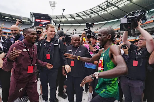 Kipchoge fait la fête après la course.
