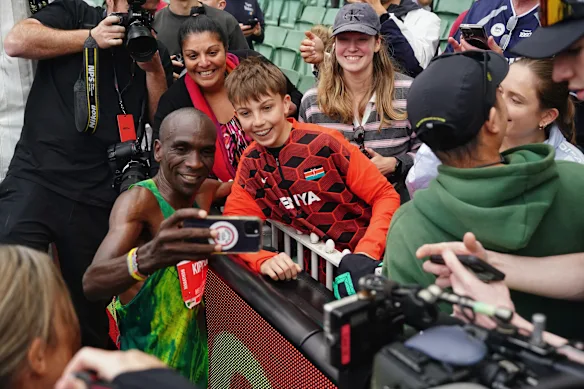 Un jeune fan rencontre Kipchoge après la course.