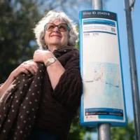 Après que Lyn ait obtenu un permis de conduire restreint alors qu&rsquo;elle avait 80 ans, son monde est devenu plus petit et plus solitaire.