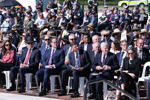 Au premier rang : le Premier ministre Anthony Albanese, le ministre des Anciens Combattants et ministre du Personnel de la Défense Matt Keogh, le chef de l'opposition Angus Taylor et le porte-parole de l'opposition pour les Anciens Combattants Michael McCormack, au Mémorial australien de la guerre dimanche. 