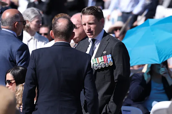 L'ancien Premier ministre Tony Abbott et le porte-parole de l'opposition pour l'industrie et la capacité souveraine Andrew Hastie avant le service. 