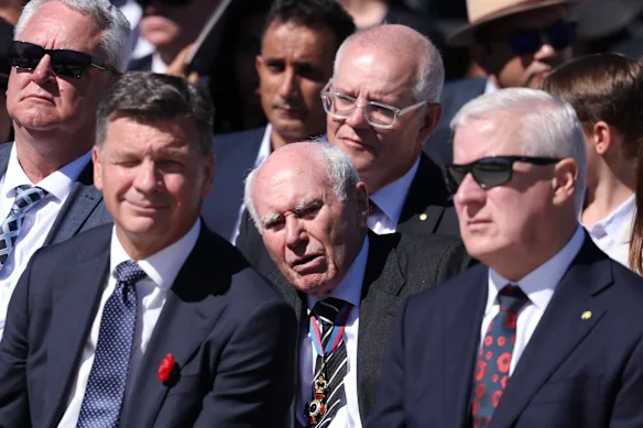 Le chef de l'opposition Angus Taylor, l'ancien premier ministre John Howard, l'ancien premier ministre Scott Morrison et le porte-parole de l'opposition pour les Anciens Combattants Michael McCormack. 