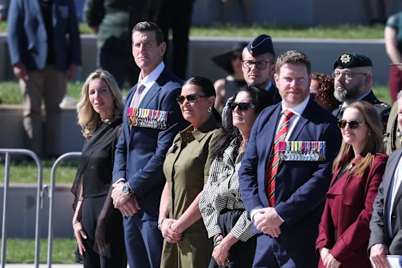 Ben Roberts-Smith (2e à partir de la gauche) lors du Service commémoratif national.