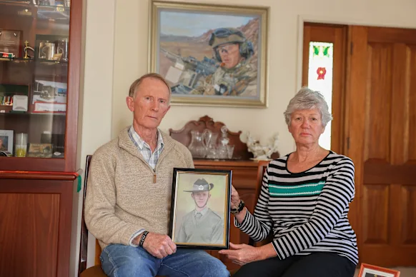 Hugh et Janny Poate chez eux à Canberra avec une photo de leur fils, le soldat Robert Poate. Janny Poate a rendu hommage lors du service. 