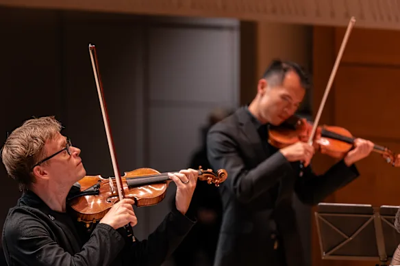 Pekka Kuusisto (à gauche) se produit avec l'Australian Chamber Orchestra.