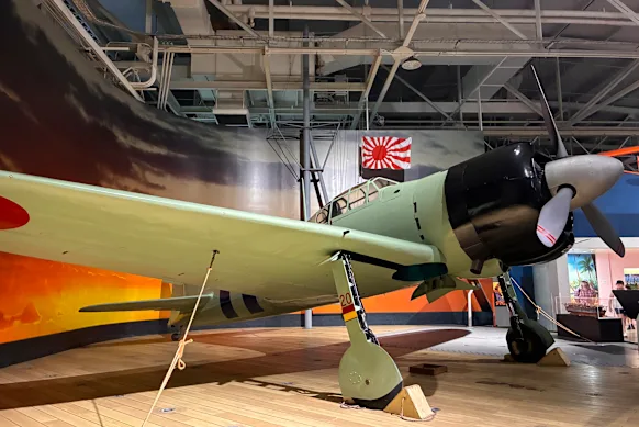 Un Mitsubishi A6M « Zero » exposé au Pearl Harbor Aviation Museum. Le chasseur à longue portée a combattu dans le Pacifique