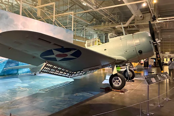 Le bombardier en piqué Douglas SBD-2P Dauntless, exposé au Pearl Harbor Aviation Museum. Il a été utilisé lors de la bataille de la mer de Corail, qui a permis de réduire la menace pesant sur les lignes d'approvisionnement entre les États-Unis et l'Australie. 