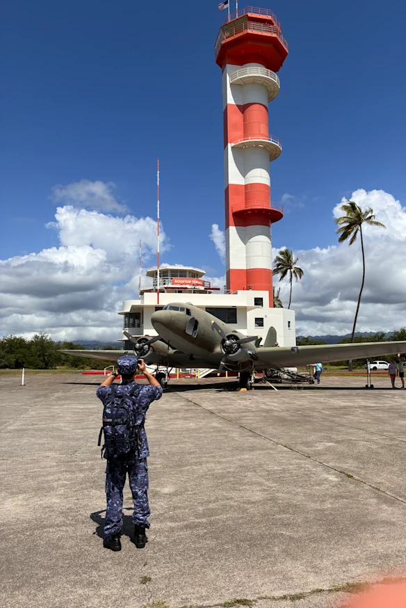Aujourd'hui, un membre des Forces d'autodéfense japonaises prend une photo de la tour de contrôle de l'île Ford. 