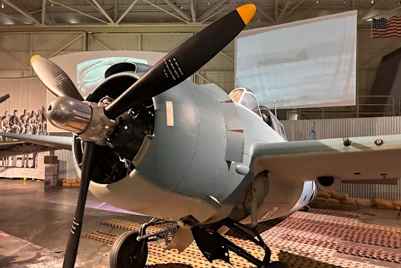 Le chasseur Grumman F4F-3 Wildcat utilisé par les Marines américains à Wake Island, à la bataille de la mer de Corail et à la bataille de Midway.