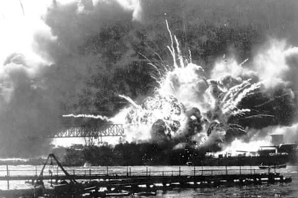 Le destroyer USS Shaw explose après avoir été touché par des bombes lors de l'attaque japonaise sur Pearl Harbor, à Hawaï, le 7 décembre 1941.