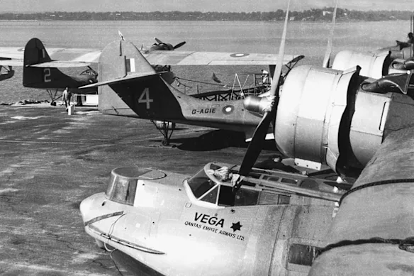 Les Catalinas « Double Sunrise » en cours d'entretien sur la rampe de Nedlands sur la rivière Swan, avec Vega Star au premier plan pendant la Seconde Guerre mondiale.