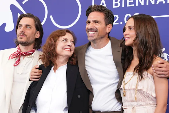 De gauche à droite, Luca Marinelli, Susan Sarandon, Andrea Pallaoro et Alicia Vikander au Festival du Film de Venise le mois dernier.