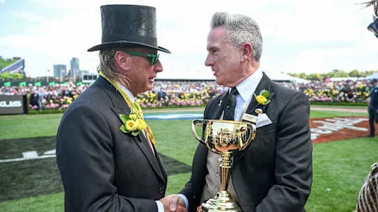 Neil Wilson, président sortant du VRC (à droite) avec la Melbourne Cup.