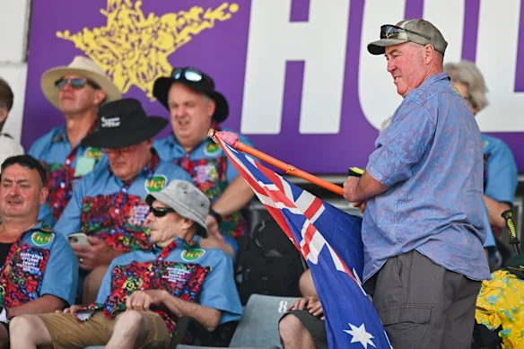 Les groupes de touristes australiens représentent une proportion importante de la foule.