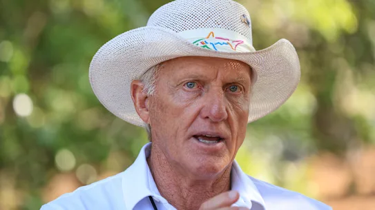 La star du golf Greg Norman a fustigé Qantas en ligne.