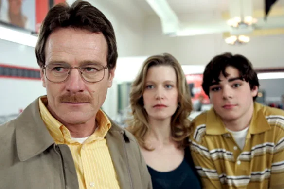 RJ Mitte dans le rôle de Walt Jr (à droite), avec les parents à l'écran Bryan Cranston dans le rôle de Walter White et Anna Gunn dans le rôle de Skyler dans Breaking Bad.