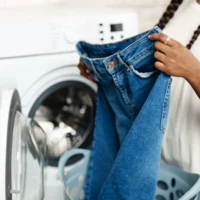 Vous lavez probablement mal votre pantalon. Voici comment procéder correctement