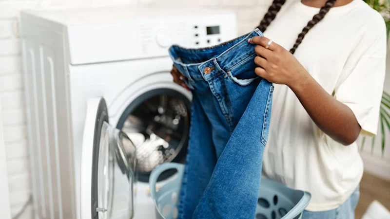 Vous lavez probablement mal votre pantalon. Voici comment procéder correctement