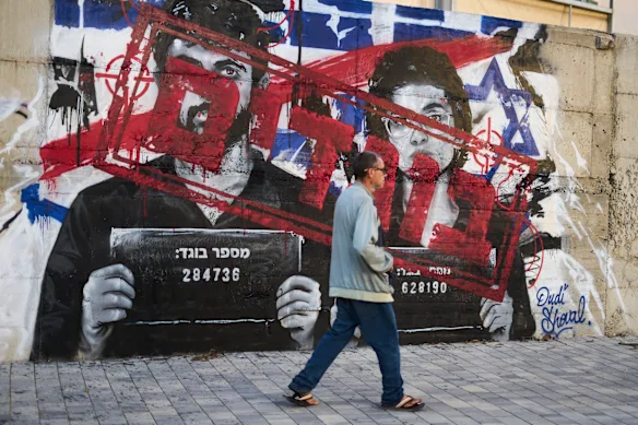Des graffitis qualifiant les réalisateurs de NAZA Rachel Szor et Yuval Abraham de « traîtres » en hébreu à Ashdod, en Israël, juste après avoir remporté le prix spécial du jury au Festival du film de Venise.