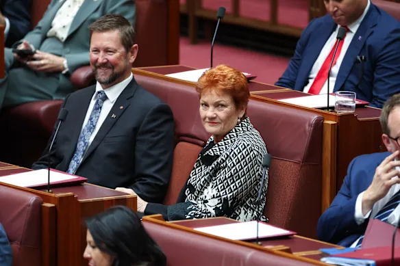 La sénatrice Pauline Hanson, leader de One Nation, lors d'une division au Sénat au Parlement de Canberra cette semaine. 