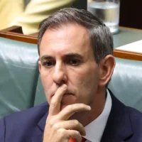 Jim Chalmers : le trésorier met en garde contre la crise économique et exhorte les progressistes à éviter de se moquer des partisans de One Nation