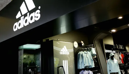 La marque à trois bandes d'Adidas n'est pas suffisamment distinctive pour bénéficier de la protection d'une marque, a statué le tribunal.