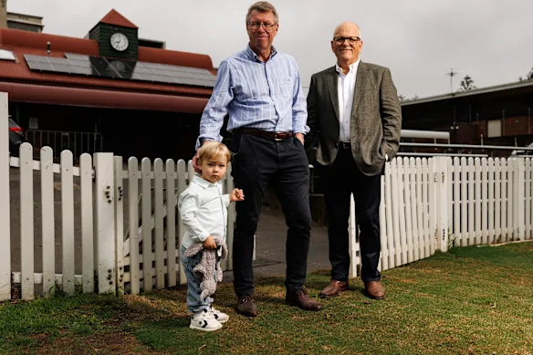 Le capitaine des Wallabies Nick Farr-Jones, son petit-fils Teddy, 2 ans, et Greg Meagher posent pour un portrait au Coogee Oval.