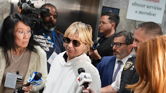 Selma Blair a été libérée sous caution. Sur la photo quittant le tribunal lundi après sa mise en accusation pour avoir blessé deux agents de bord lors d'un vol à travers le pays.