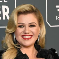 Kelly Clarkson se dispute avec un magasin de nouveautés de Brooklyn et Internet s&rsquo;accumule