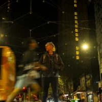 Chaque soir, je parcours les rues de la ville. Pour quelqu&rsquo;un comme moi, il est plus sûr de continuer à bouger