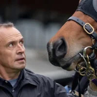 Autumn Glow vs Pride Of Jenni : les entraîneurs se préparent à un affrontement sous haute pression dans les King Charles III Stakes de 5 millions de dollars