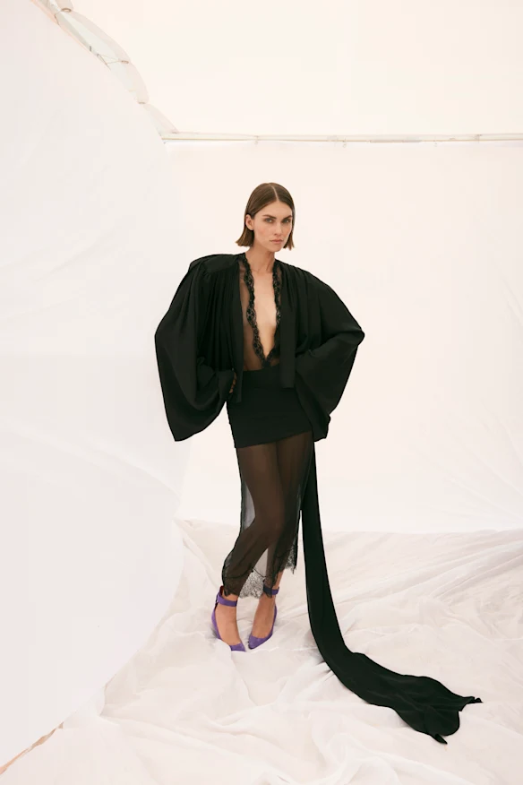 Veste, jupe, body et chaussures Valentino.