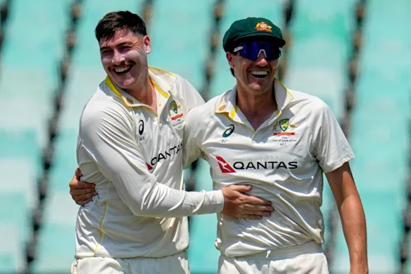 Matt Renshaw et Pat Cummins célèbrent le cinquième jour à Durban.
