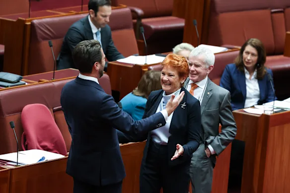 Le sénateur Jonno Duniam est enlacé par la sénatrice Pauline Hanson, leader de One Nation, après avoir prononcé son discours d'adieu.