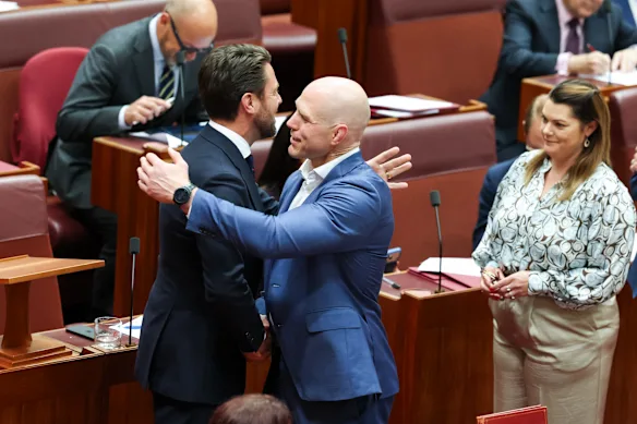 Le sénateur Jonno Duniam est embrassé par le sénateur David Pocock.